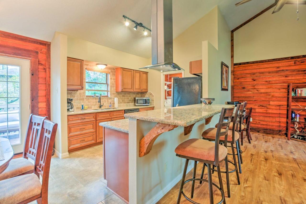 Spacious Kemah Clear Lake Home With Porch And Fire Pit Kültér fotó